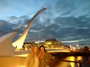 Ulrike and Petra enjoying Dublin by night